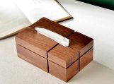 جا دستمال کاغذی چوبی تنو مدل TenoBox1 دارای صفحه کشویی در زیر جعبه است که از آن طریق میتوان جعبه یا بسته دستمال را درون آن قرار داد.